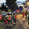 FW Bad Honnef: Schwerer Verkehrsunfall mit zwei Verletzten - PKW kollidiert mit geparkten Fahrzeugen und Carport