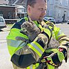 FW Lage: TH0/Tier klein: Katze klemmt im gekippten Fenster - 10.05.2025 - 11:27 Uhr
