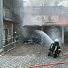 FW-MH: Brandausbreitung auf Wohngebäude und Garagen - Feuerwehr Mülheim an der Ruhr im Einsatz