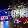 FW-BN: Eine leicht verletzte Person nach Kellerbrand - Mehrere Bewohner aus verrauchtem Treppenraum gerettet.