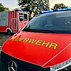 FW Hünxe: Minibagger umgekippt, eine Person schwer verletzt