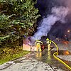 FW-DT: Scheune bei nächtlichem Brand vollständig zerstört - zwei Feuerwehrleute im Krankenhaus