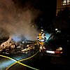 FW-E: Zwei PKW in Vollbrand - Feuerwehr verhindert Brandausbreitung auf weitere Fahrzeuge und Grünanlage