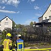 FW Königswinter: Brennende Thujahecke in Königswinter-Berghausen schnell gelöscht