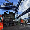 FW-MH: Arbeiter auf Kranbahn verletzt - Feuerwehr rettet Patient aus 12 Metern Höhe über Drehleiter