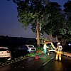 FW Tönisvorst: Ein umgestürzter Baum sorgte für einen Unfall zwischen zwei ausweichenden Fahrzeugen und sorgte für erhebliche Verkehrsstörung, verletzt wurde niemand