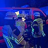 FW-NE: Wohnungsbrand am 24.12.2025 in einem Mehrfamilienhaus greift auf Dachstuhl über. Mehrere Personen über tragbare Leitern gerettet.