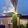 FW Niederkrüchten: Feuerwehr löscht Dachstuhlbrand in Niederkrüchten / Brand beschädigt zwei Haushälften, verletzt wurde niemand