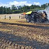 FW Lügde: Landwirtschaftliche Fläche und Gerät in Brand geraten