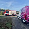 FW Niederkrüchten: Feuerwehr sichert beschädigte Gasleitung in Niederkrüchten / Bagger beschädigt Zuleitung zu Wohnhaus am Eibenweg, Energieversorger sperrt Leitung ab