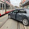 FW-MH: PKW kollidiert mit Straßenbahn im Kreuzungsbereich - Zwei Personen verletzt in Krankenhäuser transportiert