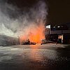 FW-E: Feuer auf Firmengelände - Brennende LKW-Reifen im Industriehafen