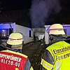 FW-NE: Garage in Vollbrand - Feuerwehr verhindert weitere Ausbreitung