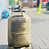 FW-MK: Brennende Propangasflasche in Sümmern