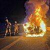 FW-NE: Fahrzeugvollbrand im Hafengebiet | Fahrer unverletzt