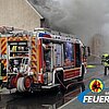 FW-MG: Brand auf Betriebsgelände - Greifbagger und Unrat in Flammen