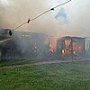 FW Dörentrup: Strohballenbrand entwickelte sich rasant zu kräftezehrendem Einsatz für die Feuerwehr