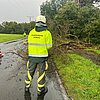 FW Hünxe: Ast auf Gehweg