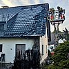 FW-GL: Heckenbrand in Bensberg - Flammen greifen auf Wohnhaus über - Warnung vor unsachgemäßem Einsatz von Gasbrennern