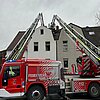 FW-E: Wohnungsbrand in Altenessen-Nord - Bewohner wird über eine Drehleiter gerettet