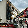 FW-RE: Brand auf dem Vordach eines Verwaltungsgebäudes