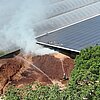 FW Sonsbeck: Gewerbebrand - Brennender Radlader in Lagerhalle