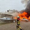 FW-E: Großbrand in holzverarbeitendem Gewerbebetrieb - massive Rauchentwicklung erfordert Warnung der Bevölkerung