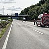 FW-NE: Verkehrsunfall auf der A57 | Eine Person aus PKW befreit