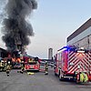 FW-E: Großbrand im Essener Stadthafen - Feuerwehr verhindert Übergreifen auf Lagerhalle