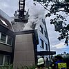 FW Hagen: Fassadenbrand greift auf Dachstuhl über.