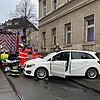 FW-E: Schwerer Verkehrsunfall - Person zwischen Pkw und Hauswand eingeklemmt
