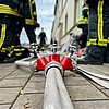 FW-NE: Zimmerbrand in Mehrfamilienhaus | Feuerwehr verhindert Ausbreitung auf gesamtes Dachgeschoss