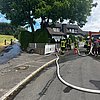 FW Ense: Brennt Hecke in Waltringen / Teer-Arbeiten lösen Feuer aus