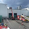FW Lage: Feuer auf Firmendach - Aufwändiger Großeinsatz für die Feuerwehr Lage