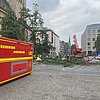 FW-DO: Umgestürzter Baum an der Reinoldikirche beschädigt Stromleitung und EDG-Reinigungsfahrzeug