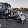 FW Bad Oeynhausen: LKW fährt auf Autobahn in Baustellenabsicherung
