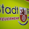 FW Ratingen: Gabelstapler an Lagerhalle in Brand geraten