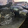 FW Bergheim: Feuerwehr löscht brennende Fahrzeuge in Bergheim Zwei PKW brannten auf Parkplatz - Auch angrenzende Hecke betroffen