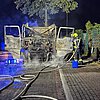 FW-NE: LKW-Brand im Hafengebiet | Zugmaschine in Vollbrand - keine Verletzten
