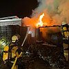 FW-E: Brand eines Gartenhauses - Gasflaschen sorgen für besondere Gefahr