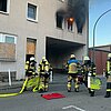 FW-E: Erneut Feuer in leerstehendem Gebäude - Ein Raum ausgebrannt, eine Person gerettet
