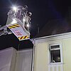 FW Menden: Brand in einem Mehrfamilienhaus in Menden - eine verletzte Person