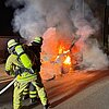 FW Moers: Brennender Kleintransporter in Moers-Scherpenberg