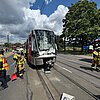 FW-NE: Straßenbahn kollidiert mit LKW | 5 Personen verletzt