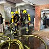 FW Bergheim: Garagenbrand in Quadrath-Ichendorf - Flammen drohen auf Wohnhaus überzugreifen