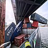 FW-NE: Containerschiff kollidiert mit Brücke | Container stürzen ins Wasser