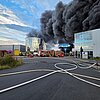 FW Bergheim: Großbrand im Gewerbegebiet Bergheim-Paffendorf - Rund 100 Einsatzkräfte im Einsatz