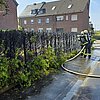 FFW Schwalmtal: Heckenbrand greift auf Holzzaun über - Feuerwehr verhindert Ausbreitung