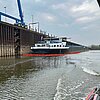 FW-NE: Hydrauliköl tritt aus Güterschiff aus | Feuerwehr setzt Ölsperren im Neusser Hafen