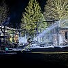 FW-E: Brand von Holzunterstand und Carports in Bochold - Mehrere Fahrzeuge brennen aus